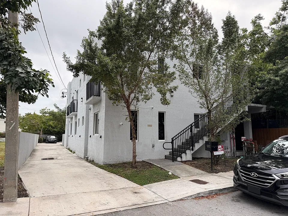 580 NW 34th St #4
