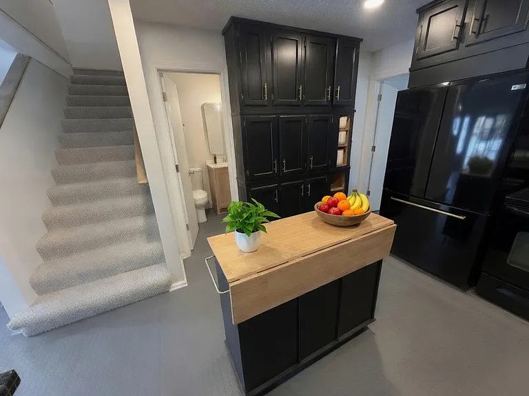 2101 Woodlawn Ave — Photo 5