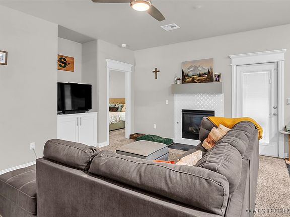 5th image of 715 Rosewood St