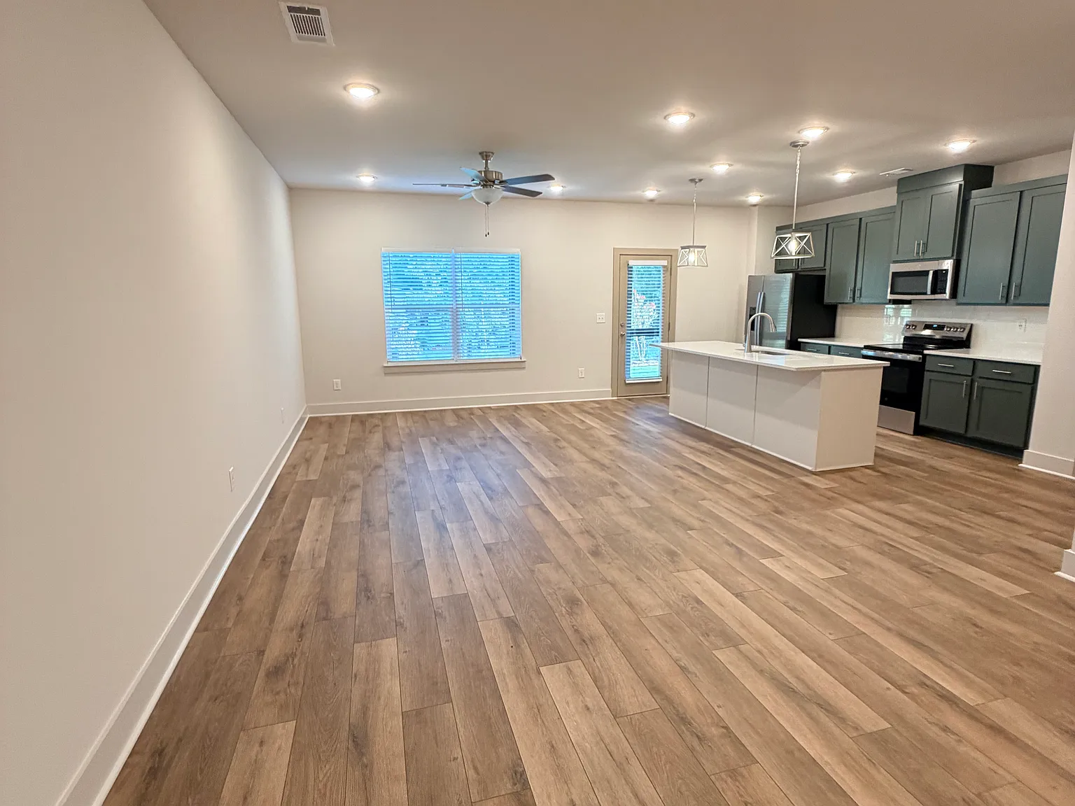 4 bed, 2.5 bath, 1909 sqft, $2,695 — Photo 3