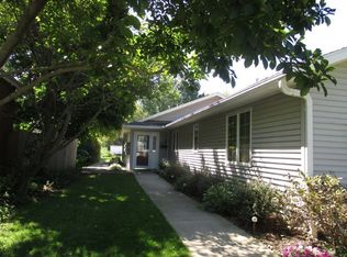 913 1/2 Union St, Pella, IA 50219