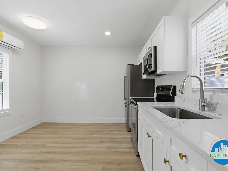 701 W Plaza Pl #B — Photo 4