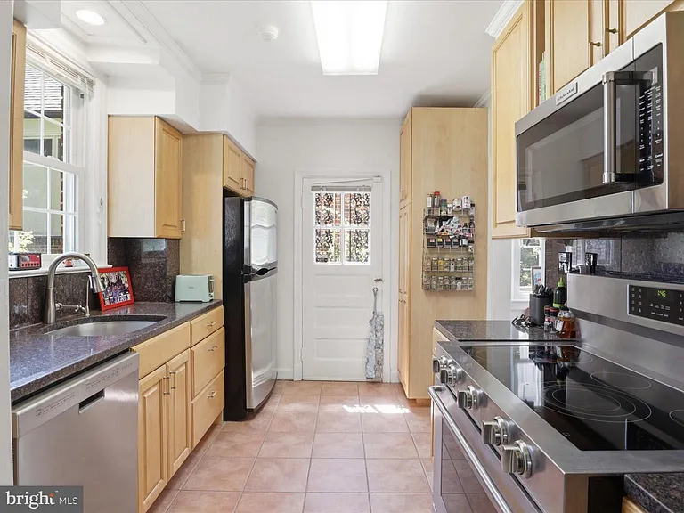 6205 29th St NW — Photo 11