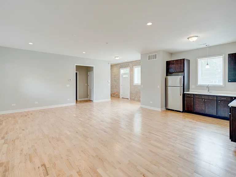 6125 N Clark St #204 — Photo 2