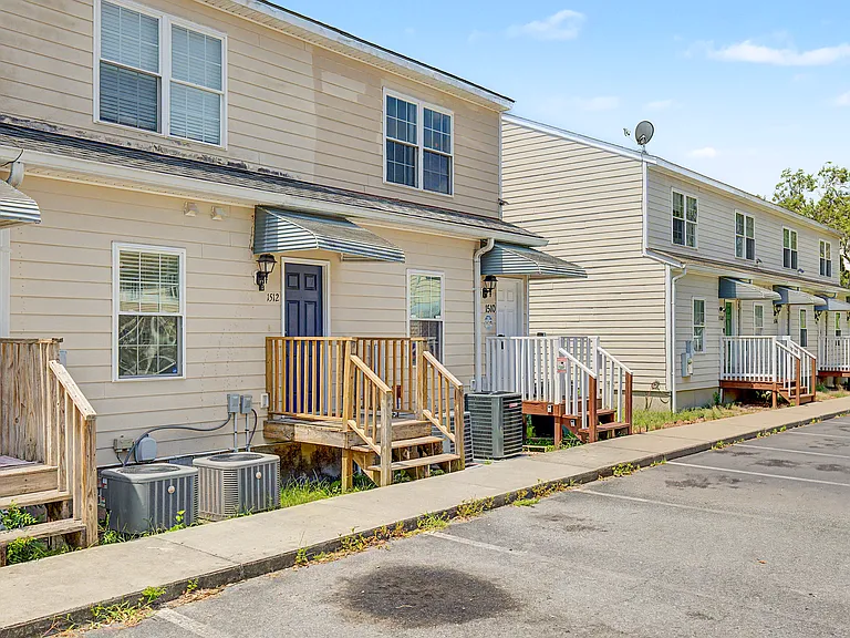 1512 E Henry St — Photo 18