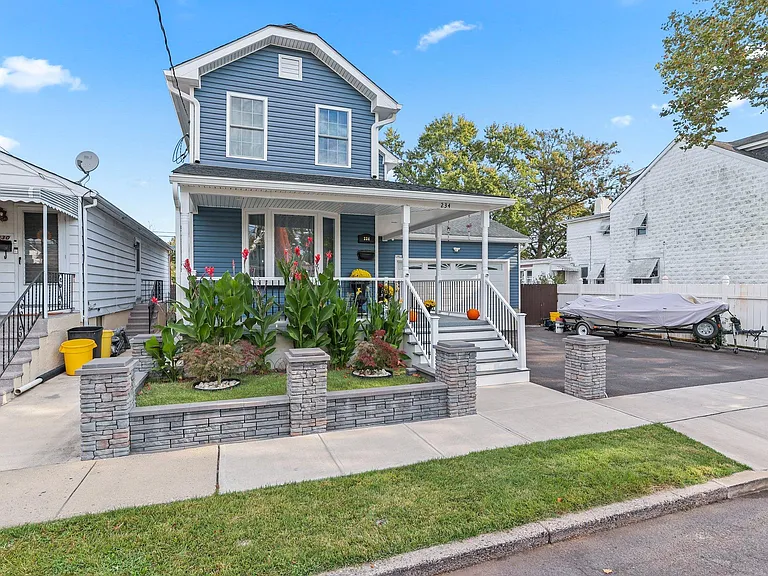 234 Howell St — Photo 2