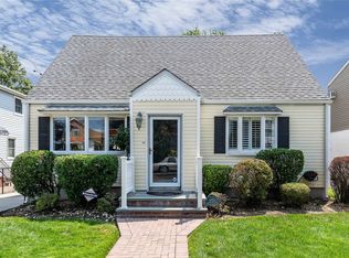 259 Rudolf Rd, Mineola, NY 11501