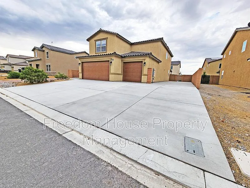5 bed, 3.0 bath, 3230 sqft, $2,431 — Photo 2