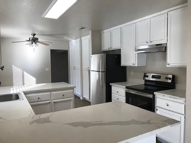 4 bed, 2.5 bath, 2585 sqft, $5,595 — Photo 4