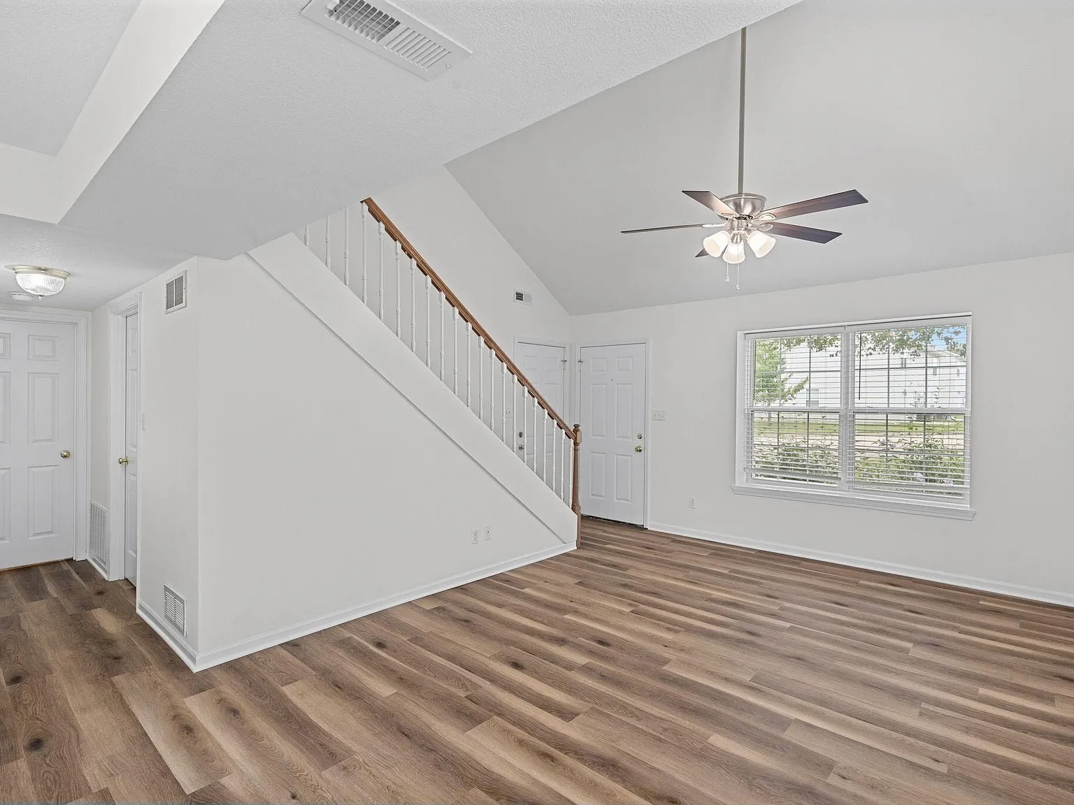 3 bed, 2.0 bath, 1500 sqft, $1,400 — Photo 2