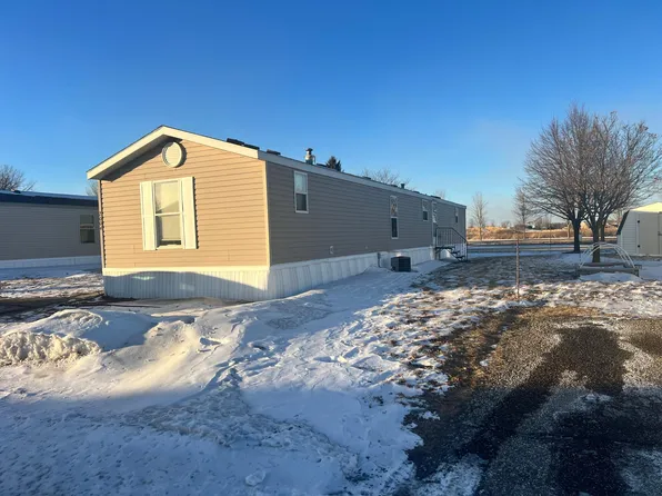 2004 Round Table Rd, North Mankato, MN 56003