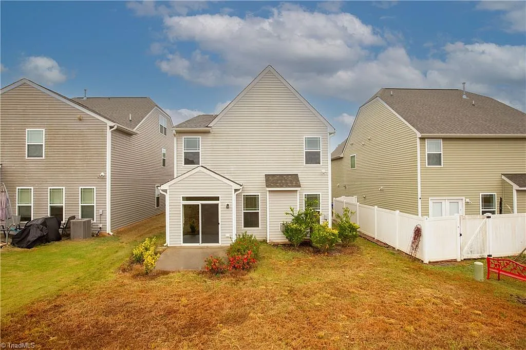 3 bed, 2244 sqft, $1,950 — Photo 4