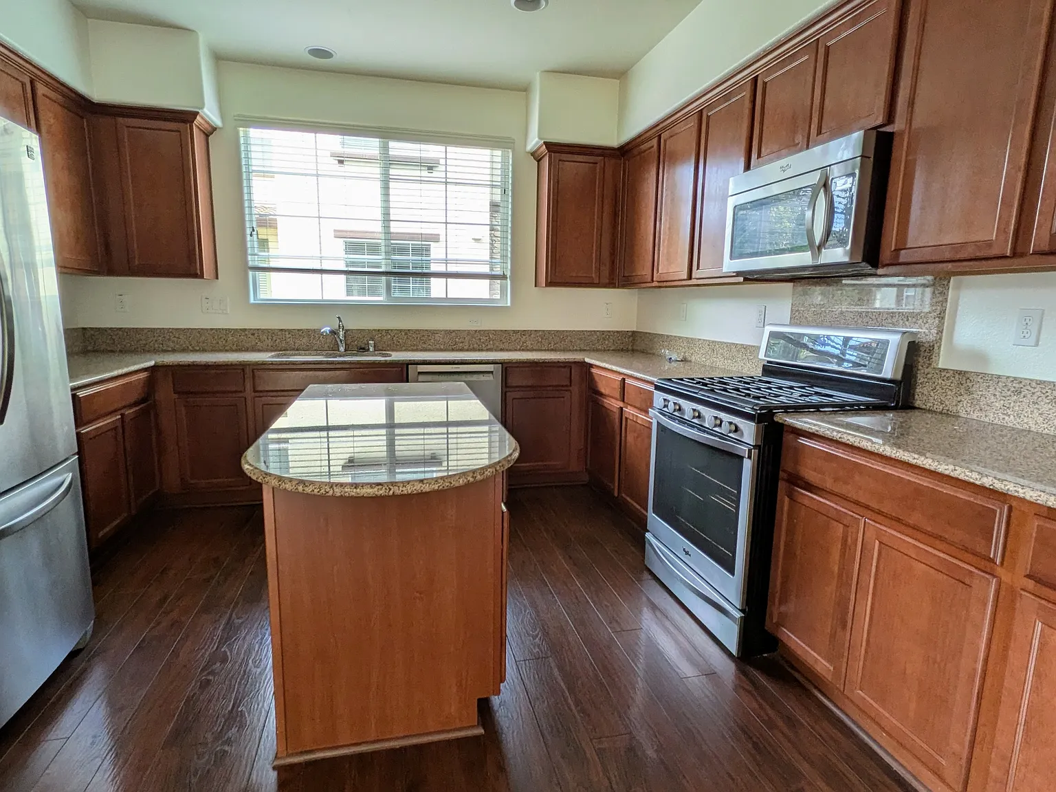 4 bed, 3.5 bath, 1969 sqft, $4,600 — Photo 2