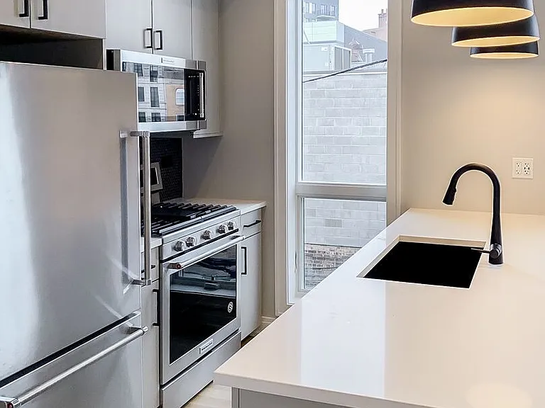 1052 W Cornelia Ave #302 — Photo 7
