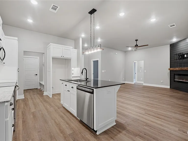 8 Leyland Dr — Photo 15
