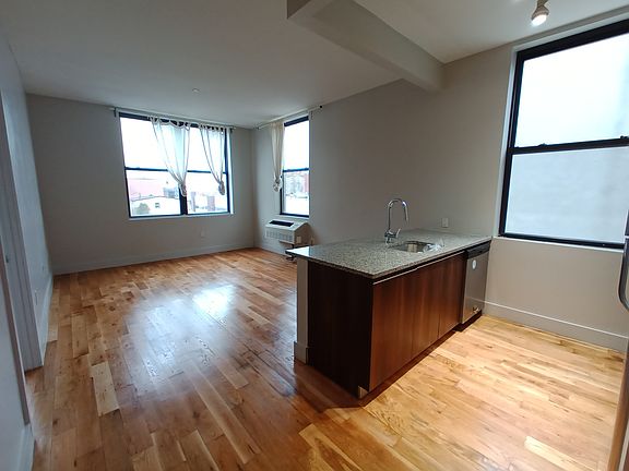 2nd image of 41 Kosciuszko St APT 322