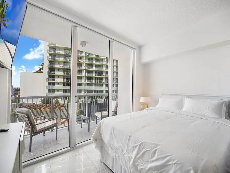 1750 N Bayshore Dr #1219 — Photo 7