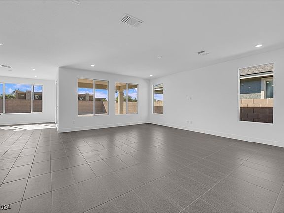5th image of 2113 Woodbluff Ave
