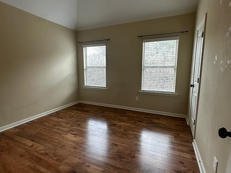 Bedroom #1, high ceilings, walking closet.