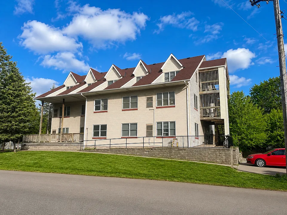1053 Cromwell Ave #204
