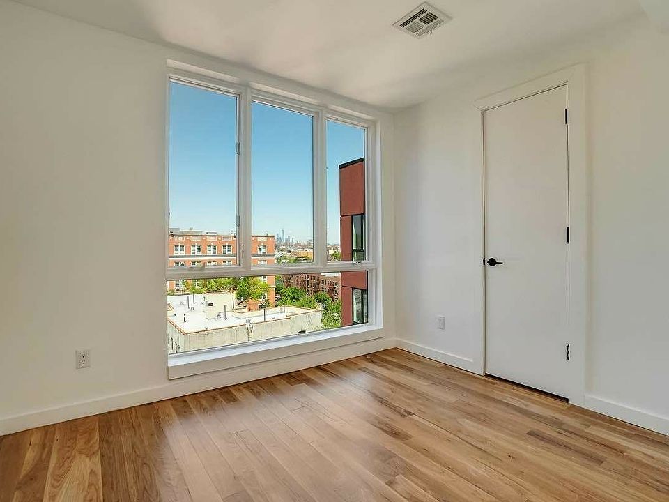 2nd image of 1515 Park Pl APT 302