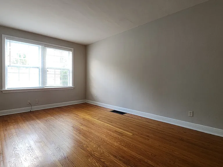 1042 Sanford Ave — Photo 4