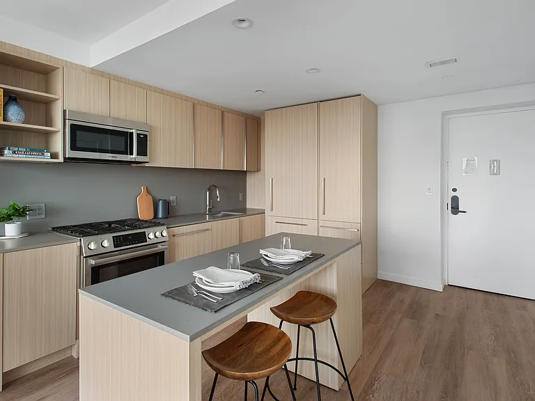 315 W 33rd St — Photo 8