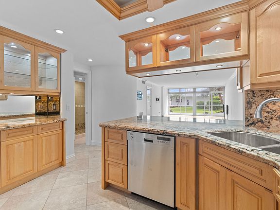 4th image of 2731 NE 14th St Causeway #115