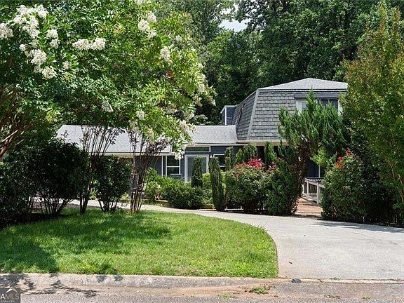 3rd image of 212 Kings Row NE