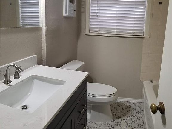 5th image of 521 W Ash St