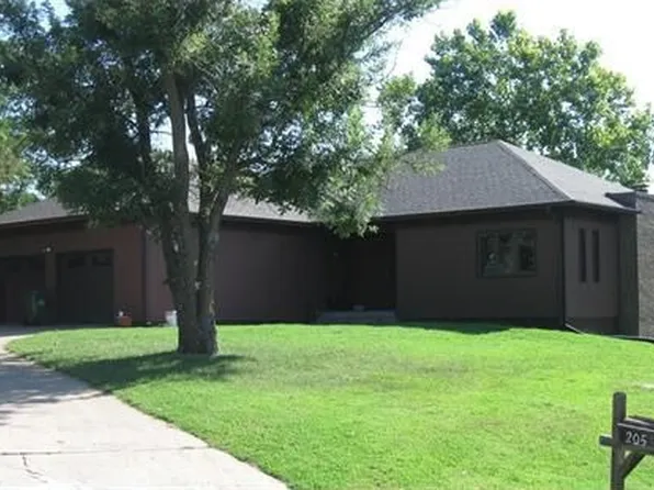 205 Drake Dr, Manhattan, KS 66503