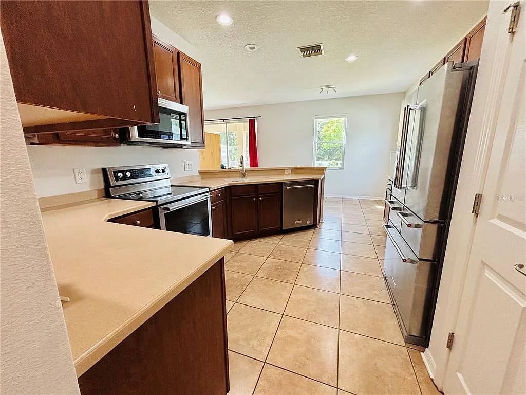 5 bed, 3.5 bath, 2508 sqft, $3,400 — Photo 2