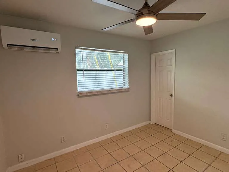 325 NW 15th St — Photo 10