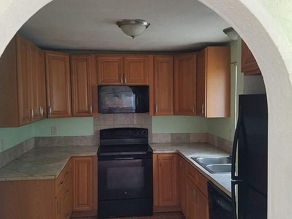 3rd image of 907 E 8th St