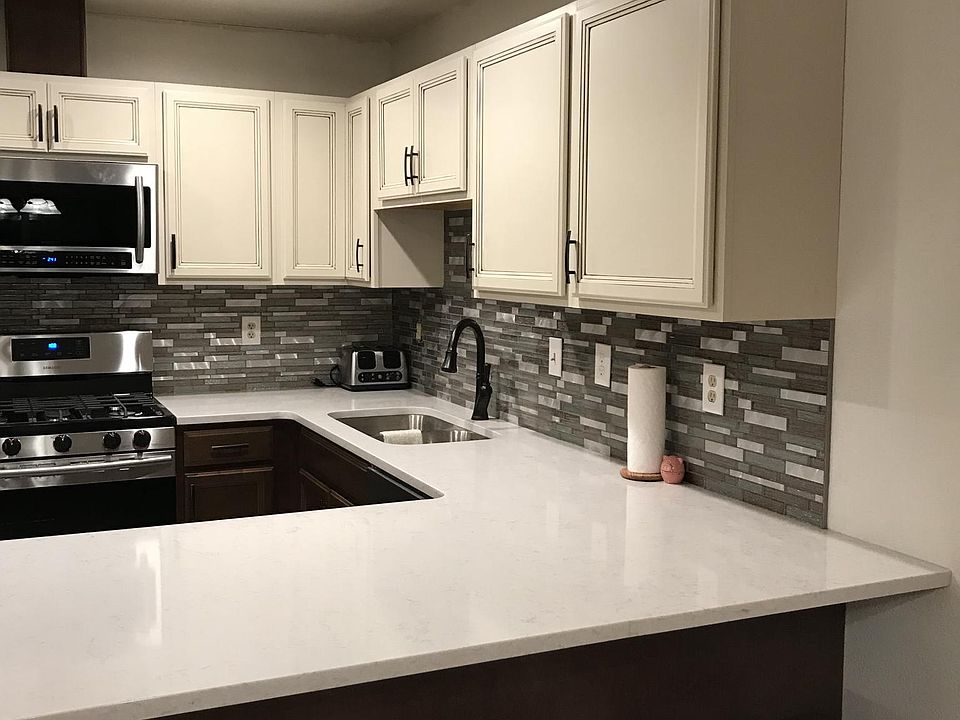New 2018 custom kitchen; high-end finishes includes quartz c