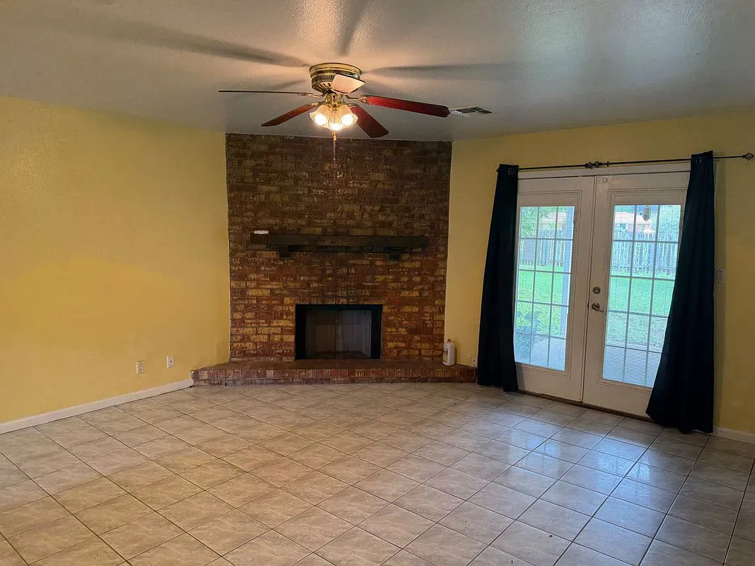 3 bed, 2.0 bath, 1318 sqft, $1,650 — Photo 2
