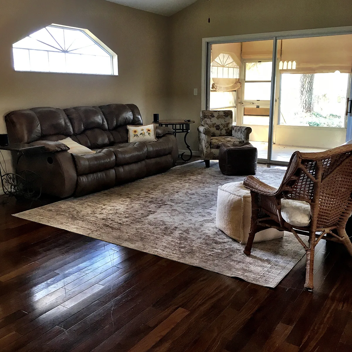 Reclining couch - 5701 King James Ave
