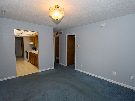4th image of 1150 E Fox St