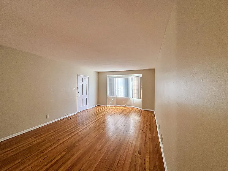 605 Kelton Ave — Photo 38
