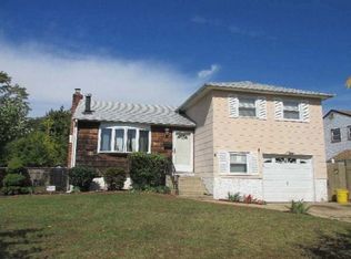 4 Soloff Rd, Massapequa, NY 11758