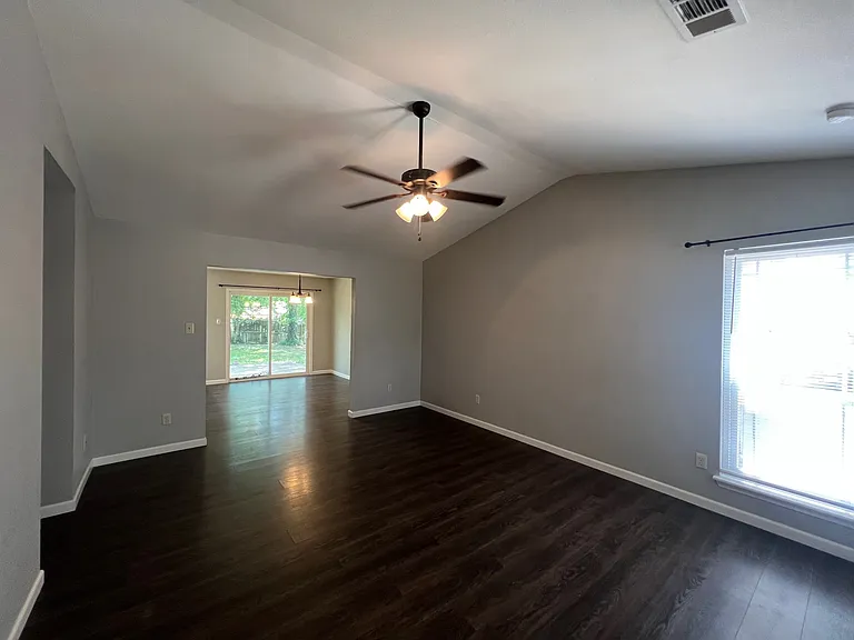 1011 Green Valley Dr — Photo 5