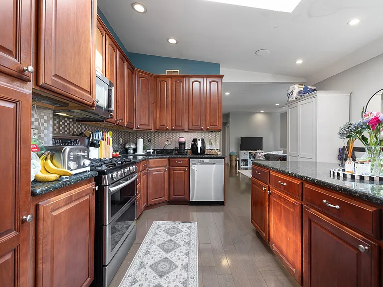 532 E 4th St #2 — Photo 9