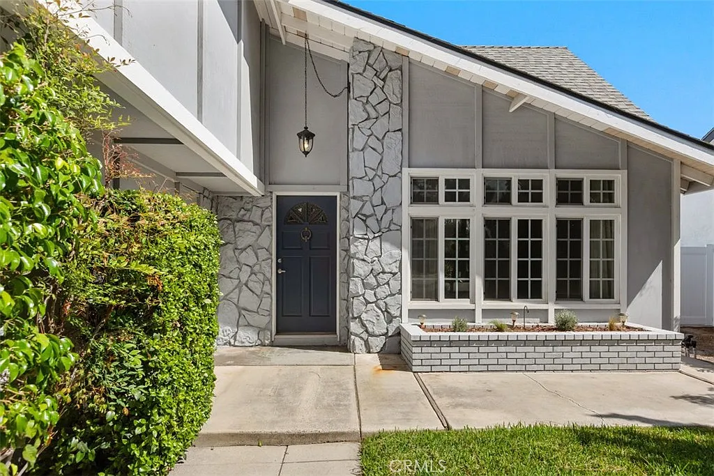 5 bed, 2.5 bath, 2698 sqft, $6,495 — Photo 3