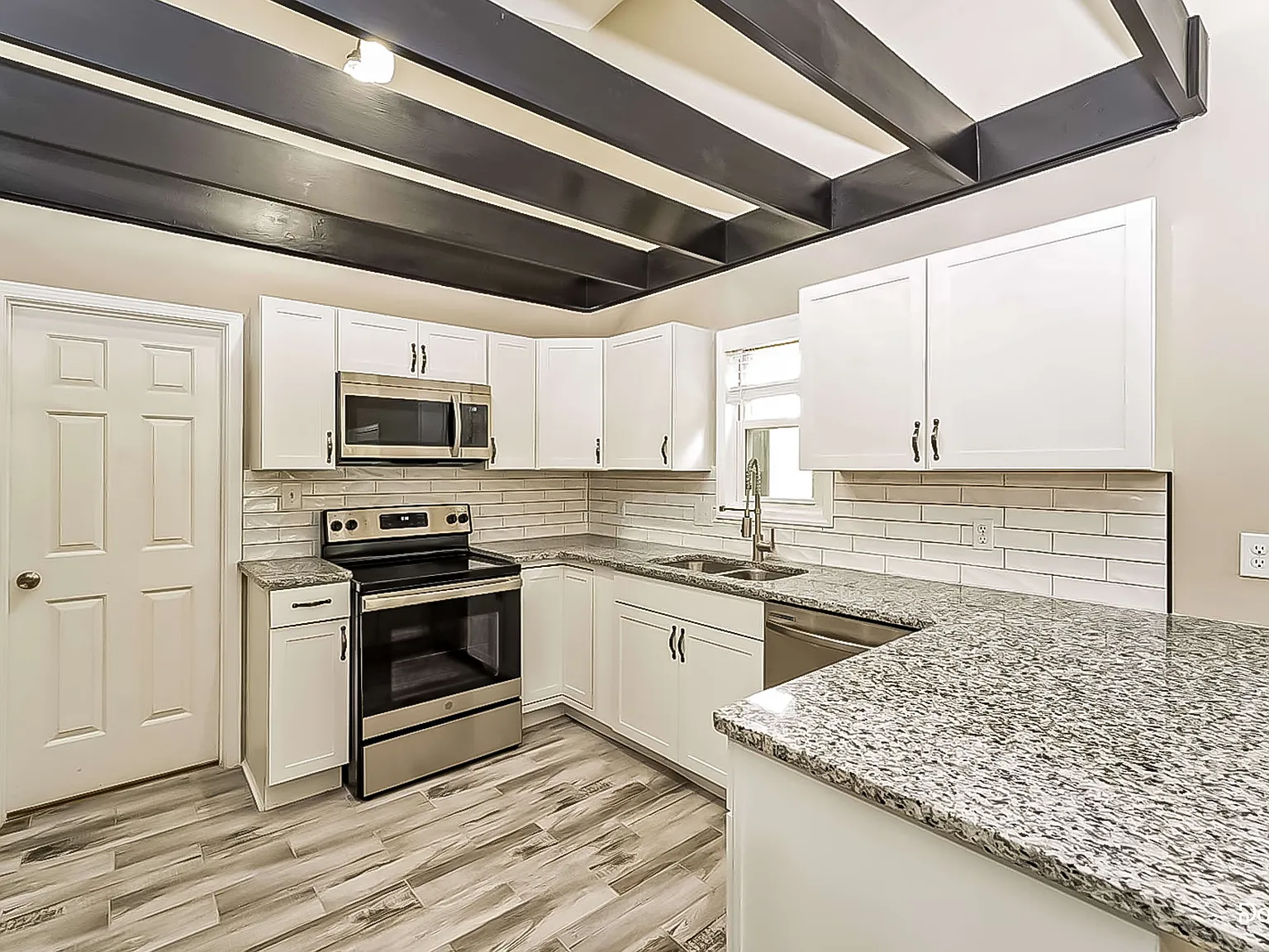 3 bed, 2.0 bath, 1632 sqft, $2,105 — Photo 3