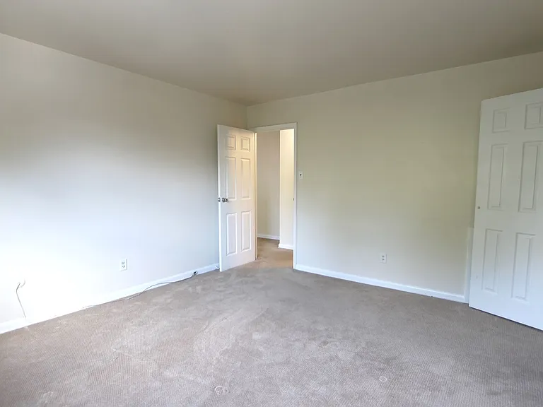 West Walnut Lane Apartments — Photo 14