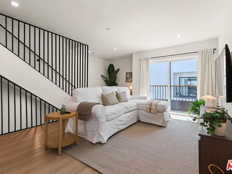 623 N Mariposa Ave — Photo 4