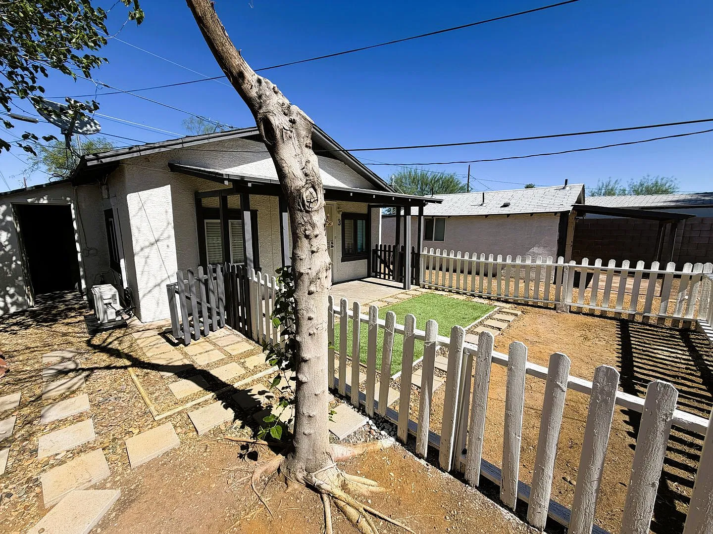 Remodeled Stand Alone House with Private Yard! — Photo 3