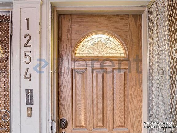 2nd image of 1254 Leavenworth St #1254