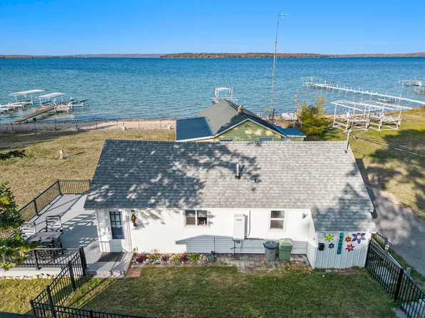 7033 Stratford Ln, Indian River, MI 49749