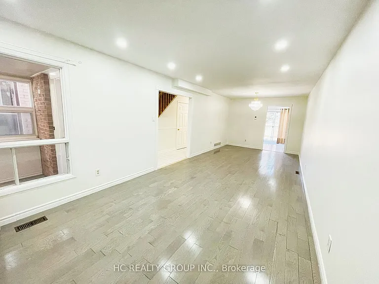 37 Page Cres — Photo 6